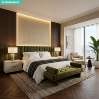 Ensemble de meubles de chambre d'hôtel en bois massif moderne avec cadre de lit en cuir, fauteuil lounge en velours, banc de salle à manger, table basse