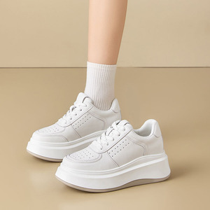 Zapatillas Deportivas Blancas de Plataforma con Perforaciones Icónicas para Mujer, Estilo Urbano Coreano para Uso Diario y Actividades Ligeras - Product Image 1