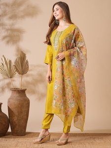 <span class=keywords><strong>Sari</strong></span>/<span class=keywords><strong>Sari</strong></span>/Chari <span class=keywords><strong>Jaune</strong></span> Fantaisie en Coton Chanderi Pur, Broderie Traditionnelle Lourde, Vente en Gros pour l'Exportation, Idéal pour les Fêtes Indiennes Féminines - Product Image 5