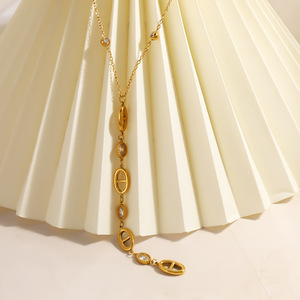 Collar Delicado con Eslabones Mariner en Forma <span class=keywords><strong>de</strong></span> Y para Mujer, Acero Inoxidable con Baño <span class=keywords><strong>de</strong></span> Oro <span class=keywords><strong>de</strong></span> 18K y Detalles <span class=keywords><strong>de</strong></span> Circonita Cúbica, Joyería Minimalista <span class=keywords><strong>de</strong></span> Lujo Discreto - Product Image 3
