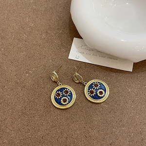 ต่างหูเคลือบลายดอกไม้ประดับมุกเปลือกหอยสไตล์เรโทรฝรั่งเศสแบบขายส่งสำหรับผู้หญิง - Product Image 3