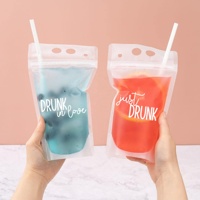 Vente en gros pochette sur pied personnalisée PET pour jus vodka et boisson 350ml 500ml sac à fermeture éclair avec trou de perforation et pailles