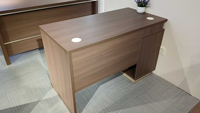 Bureau informatique en bois simple pour le bureau, avec tiroir verrouillable, meuble de rangement et passe-câbles, idéal pour poste de travail d'employé - Vente en gros