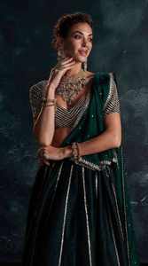 ชุดเลเฮนกาโชลีผู้หญิงทันสมัยพร้อมผ้าคลุมไหล่ ออกแบบมาสำหรับเทศกาล งานสันจีต งานหมั้น และงานเฉลิมฉลองทางวัฒนธรรม - Product Image 3