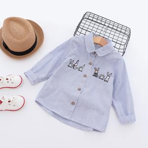 Chemise à manches longues en coton pour filles, rayée, brodée, blanche, avec un motif amusant de lapin et de chien, au meilleur prix - Product Image 1