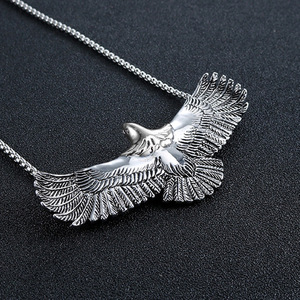 Muestra gratis Takahashi Goro cabeza dorada águila colgante Retro indio águila garra pluma collar de acero inoxidable para mujeres y hombres - Product Image 2