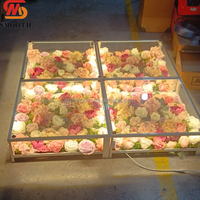 Scène de mariage en verre trempé carré pour piste de danse, plateforme de scène en plexiglas transparent avec fleurs et éclairage LED