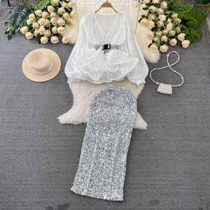 Ensemble décontracté pour femme : Blouse élégante à manches longues, col en V et ourlet à volants, et jupe à sequins taille haute - Product Image 2