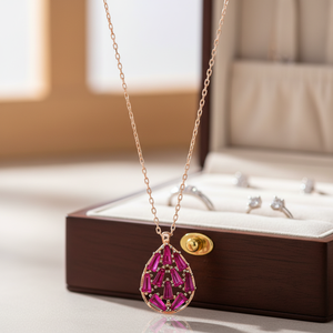 Colgante de Plata de Ley 925 con Diseño de Pera y Piedra Rubí Baguette, Hecho a Mano en Turquía, Venta al por Mayor - Product Image 3