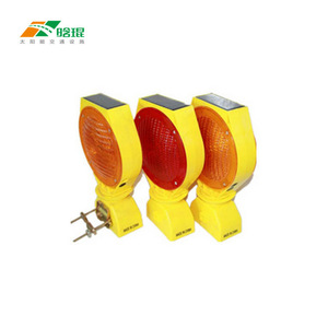 Luz de Advertencia de Tráfico Solar LED Intermitente de Montaje en Suelo IP65 para Zonas de Construcción - Product Image 3