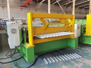 Machine à rouleaux pour tôles <span class=keywords><strong>de</strong></span> toiture trapézoïdales en acier avec moteur à engrenages et commande PLC pour la production <span class=keywords><strong>de</strong></span> bardeaux <span class=keywords><strong>de</strong></span> toiture galvanisés - Product Image 2