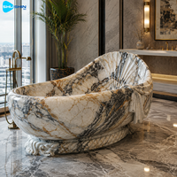 Baignoire autoportante de luxe en marbre, sur mesure, avec décor floral sculpté à la main et tissu drapé pour salle de bain de villa
