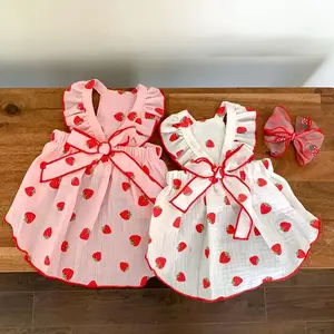 Adorable vestido de perro con falda fina para mascotas con patrón de fresa para primavera y verano