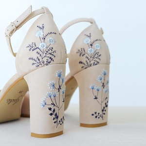 Zapatos de boda hechos a mano con logotipo de marca personalizado Tacón bajo para cada lugar Bordado hecho a mano Trabajo de cuero personalizado - Product Image 4