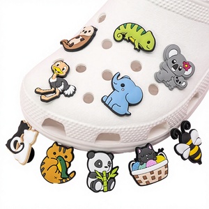 Venta al por mayor de accesorios de decoración para zapatos de la marca QuanChi, personalizados en 2D/3D con diseño de animales marinos, hebillas de goma personalizadas para zuecos. - Product Image 2