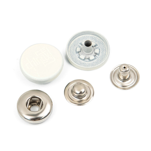 กระดุมโลหะสีขาวแบบกดสี่ส่วน ตกแต่งด้วยโลโก้ตามสั่ง สำหรับเสื้อผ้าและเครื่องแต่งกาย - Product Image 2