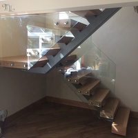 Escalier central moderne Tanlong en bois avec garde-corps en verre sans cadre, escalier industriel à marches ouvertes sur mesure