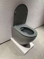 Articles sanitaires modernes de luxe Toilette suspendue au mur noire mate Réservoir dissimulé Matériau céramique Bol carré Structure monobloc P-Trap
