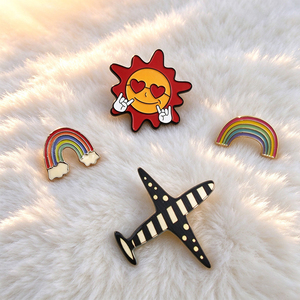 Pin de Solapa Personalizado con Logotipo de Anime, Broche de Acrílico, Pin de Personaje de Dibujos Animados, Amuletos Publicitarios Personalizados para Bolsos - Product Image 1