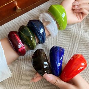 Bracelet ouvert circulaire en acrylique rétro YL avec un design simple, tendance, personnalisé et polyvalent - Product Image 1