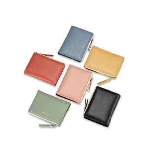 Nouveau <span class=keywords><strong>portefeuille</strong></span> personnalisé court Crazy Horse <span class=keywords><strong>Anti</strong></span> <span class=keywords><strong>Rfid</strong></span> bloquant multi-cartes sac à fermeture éclair femmes 2024 - Product Image 1