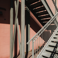 Escalier suspendu sur structure en acier invisible, module personnalisé, marches flottantes, style moderne minimaliste, escalier cantilever intérieur