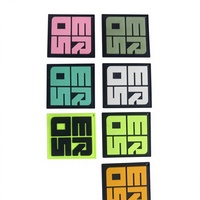 Écussons en caoutchouc PVC souple écologique avec logo 3D en relief personnalisé, lavables, couleur personnalisée, avec support auto-agrippant, étiquettes à coudre pour jeans, chapeaux, sacs à dos