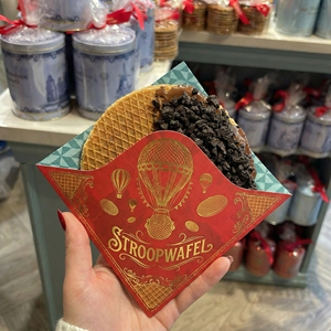 Caja de Papel Crepé Biodegradable Roja y Negra con Logotipo Impreso Personalizado, Embalaje Triangular para Llevar, Soporte para Conos de Waffle - Product Image 2