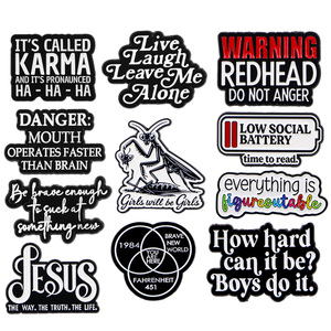 Spilla in metallo smaltato 3D con citazioni 'Live Laugh Leave Me Alone' per zaini, borse da donna, cartelle, accessori gioiello e regali - Product Image 1
