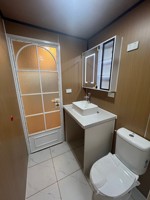 Clinique médicale contemporaine en conteneur avec hébergement pour médecin de garde et extension à double aile