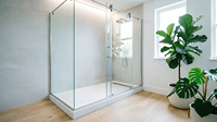 Cabine de douche accessible avec seuil bas et barres d'appui pour les personnes âgées et les établissements de santé