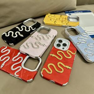 Custodia per cellulare di lusso 3D con serpente dorato per <span class=keywords><strong>iPhone</strong></span> 15 14 13 12 16 <span class=keywords><strong>Pro</strong></span> <span class=keywords><strong>Max</strong></span> <span class=keywords><strong>11</strong></span>, <span class=keywords><strong>cover</strong></span> posteriore morbida nera e <span class=keywords><strong>rossa</strong></span> con placcatura opaca - Product Image 1