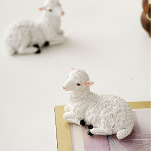 Ensemble d'ornements créatifs en résine, design moderne et épuré, agneau à genoux, décoration pour maison de retraite, cadeau Fête des Mères, thème parent-enfant - Product Image 4