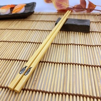 Ensemble de vaisselle en céramique personnalisé par le fabricant, assiette à sauce noire avec tapis en bambou et baguettes pour restaurant occidental