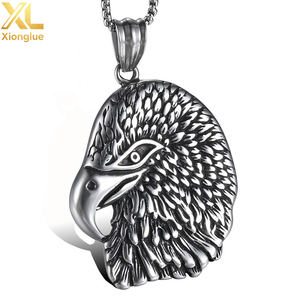 Superbe pendentif aigle en acier inoxydable pour homme avec design tête d'aigle, collier style punk, pendentifs et breloques raffinés - Product Image 1
