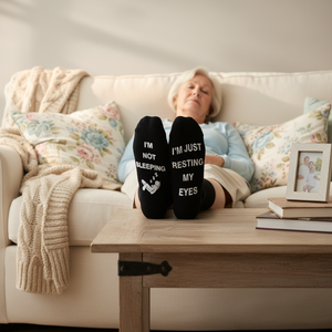 Chaussettes amusantes avec lettres « <span class=keywords><strong>Je</strong></span> ne dors pas, <span class=keywords><strong>je</strong></span> simplement repose les yeux », chaussettes antidérapantes pour personnes âgées - Product Image 5