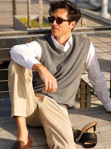 سترة من الكشمير الممتاز مع تصميم برقبة على شكل V بطانة من القطن من شركة التصنيع الأصلية فاخرة مخصصة - Product Image 4