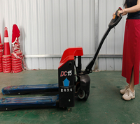 Transpalette électrique au lithium de 1,5 tonne avec pneus en polyuréthane AWD, charge rapide en 1 heure pour les centres de distribution à haut débit