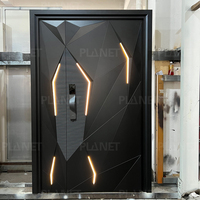 Porte d'entrée extérieure moderne en aluminium noir à facettes géométriques 3D, avec éclairage LED linéaire intégré de luxe