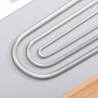 Vente en gros de colliers à chevrons pour femmes Bijouterie personnalisée en acier inoxydable avec chaînes plates en or 14 carats pour filles