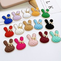Nouveaux accessoires de bricolage décorations de chaussures de lapin de couleur bonbon avec des autocollants de boîtier indésirable de lapin à carreaux décorations en métal en gros