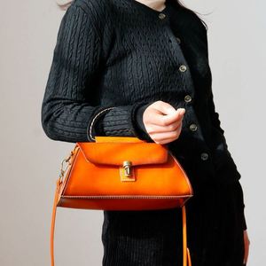 Sac à main de luxe en cuir de vachette italien, style vintage, doublure en cuir de luxe, fermeture à bouton, sac portable de luxe pour femme - Product Image 1