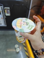Automatische versgeperste sinaasappelsap-automaat met slim 21,6-inch touchscreen en betaling via munt, contant geld en kaart.