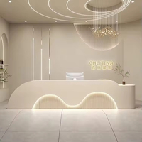 Bureau de réception de luxe style crème à double vague incurvée avec éclairage LED pour salon de beauté