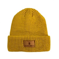 Bonnet unisexe classique en tricot acrylique avec revers côtelé et patch en cuir personnalisé, couleur moutarde