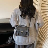 Sac à bandoulière vintage en cuir PU avec sangle détachable et fermeture à loquet métallique, style scolaire classique, vente en gros