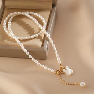 Collier en perles d'eau douce naturelles avec pendentif lapin sculpté, style mère millet, chaîne de clavicule pour femmes, pendentifs et breloques - Product Image 1