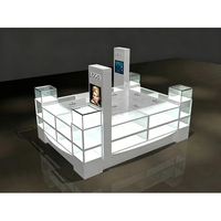 Vitrine de présentation de bijoux minimaliste carrée entièrement blanche pour centre commercial, solution de conception de magasin complète personnalisée pour partenaires Fortune 500