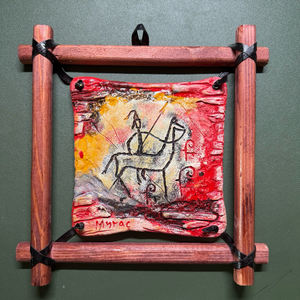 Pendentif Petroglyph Spirit Drover fait main avec cadre en bois, Talisman de la Voie de la Soie Ancienne pour la Manifestation et la Purification. - Product Image 1