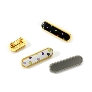 Vente en gros d'insigne époxy résine personnalisé d'usine de toutes formes d'épingles insignes or argent belle broche pour les femmes avec épingle de sécurité - Product Image 3